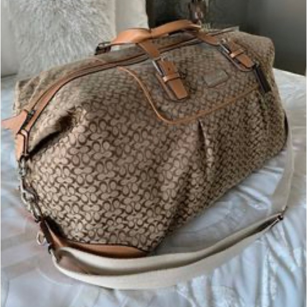 Beautiful coach bag in like new condition.